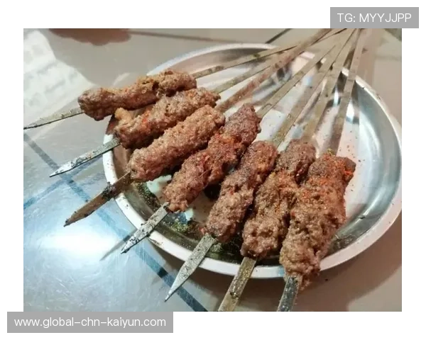 球员进球后从短裤里掏出羊肉串，边烤边跳新疆舞庆祝